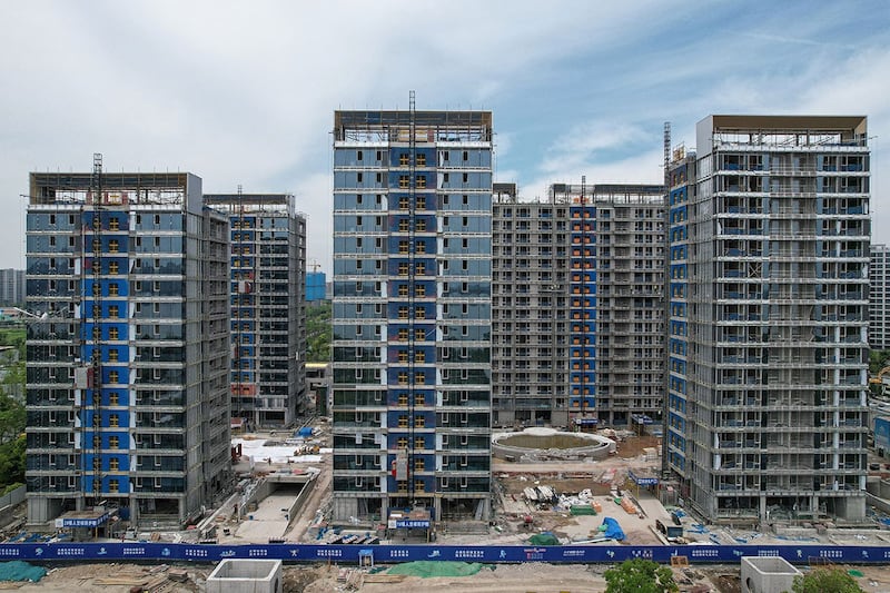 图为2024年5月9日所见的中国房地产商万科公司在杭州开发的住宅楼(法新社)