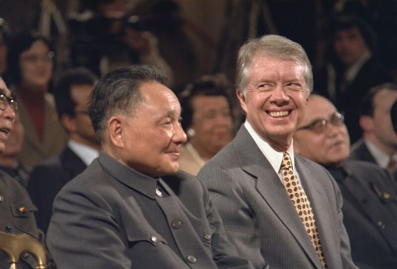 1979年中国副总理邓小平访美期间会见时任美国总统卡特。《美中科技合作协定》是在1979年1月中共领导人邓小平访美时与美国总统卡特签署的。(图源:维基百科)