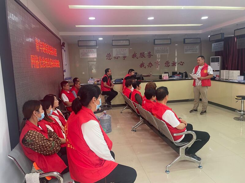 河南郑州市青年路街道城东社区召开网格员培训会议。本周日20点49分,有关微博百万粉丝用户前台实名的消息登上热搜第一。(网络截图/古亭提供)